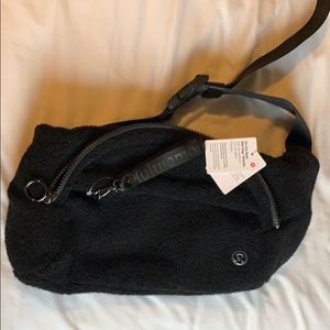 Lululemon on the beat belt bag *Sherpa black